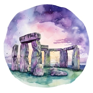 Peut inclure: Illustration à l'aquarelle de Stonehenge, avec un ciel violet et rose. L'ancienne structure en pierre est représentée dans des tons de gris et de violet, sur fond de coucher de soleil coloré et de ciel étoilé. L'œuvre est circulaire.