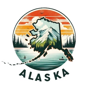 Peut inclure: Graphique circulaire représentant le contour de l'Alaska rempli d'une scène de montagne et de forêt, sur fond de coucher de soleil. Deux voiliers sont sur l'eau. Le mot "ALASKA" est imprimé en dessous en vert foncé.