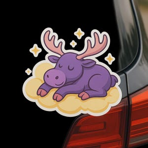 雲の上で眠るヘラジカのコミックステッカー。キャンピングカー、ノートパソコン、車、キャンピングカーの動物愛好家へのギフト、または星空のある子供部屋用。