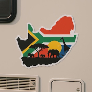 Op de afbeelding: Een sticker in de vorm van Zuid-Afrika, met de kleuren van de vlag van het land en een silhouet van Afrikaanse dieren in het wild. Het ontwerp omvat een boom, olifanten, een giraffe en een ondergaande zon.