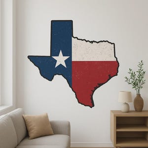 Könnte beinhalten: Wanddekoration in Form des Bundesstaates Texas mit dem Design der Texas-Flagge. Das Design umfasst einen blauen vertikalen Streifen mit einem weißen Stern und einen weißen und roten horizontalen Streifen. Der Umriss ist schwarz.