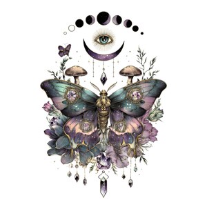 Puede incluir: Ilustración detallada de una polilla con elementos celestiales y florales. La polilla tiene alas turquesas y moradas con detalles de joyas. Encima de la polilla hay fases lunares, un ojo y setas. Flores y cristales morados rodean la polilla.