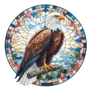 Könnte beinhalten: Ein Buntglasdesign mit einem Weißkopfseeadler auf einem Ast. Der Adler hat einen weißen Kopf, einen braunen Körper und einen gelben Schnabel und Krallen. Der Hintergrund ist ein farbenfrohes Mosaik aus Blau-, Orange- und Grüntönen.