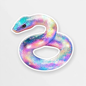 Peut inclure: Un autocollant de serpent iridescent coloré avec un motif de galaxie bleu, rose et violet. Le serpent est enroulé en cercle, la tête tournée vers la gauche de l'image.