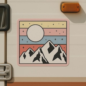 Adesivo retrò con montagne pastello, luna e stelle, ideale come regalo per camper, auto e laptop, per gli amanti della natura e del design vintage.