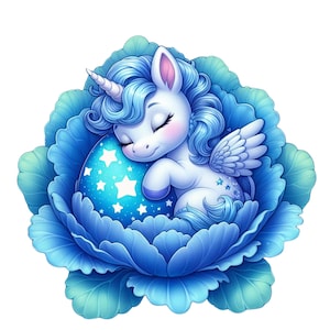 Puede incluir: Ilustración de un unicornio durmiente en una flor azul. El unicornio tiene cuerpo blanco, pelo azul y cuerno plateado. Descansa sobre un huevo azul adornado con estrellas blancas, rodeado de pétalos y hojas azules.