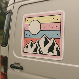 Adesivo retrò con montagne pastello, luna e stelle, ideale come regalo per camper, auto e laptop, per gli amanti della natura e del design vintage.