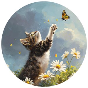 Puede incluir: Pintura digital de un juguetón gatito atigrado que intenta alcanzar una mariposa monarca. El gatito está rodeado de margaritas y flores silvestres, sobre un cielo azul con nubes esponjosas. La obra de arte tiene un estilo suave y pictórico.