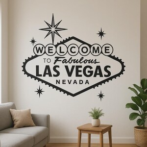 Adesivo de parede incrível de Las Vegas – silhueta de cidade com cartas de baralho, dados e letras iluminadas para sala de estar, bar ou trailer para fãs de Las Vegas