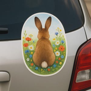Adesivo per camper, laptop o auto raffigurante un coniglio su un prato fiorito. Delicato motivo animale come regalo per gli amanti del giardino e per i bambini.