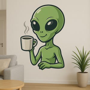 Può includere: Un alieno verde dei cartoni animati con grandi occhi neri e un sorriso, che tiene in mano una tazza di caffè bianca con vapore che sale. L'alieno è un adesivo murale, con un contorno verde. Una pianta in vaso è sullo sfondo.