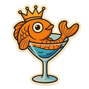マティーニグラスに入った王冠をかぶった金魚 – 面白い漫画ステッカー – 耐候性 – 動物、パーティー、ユーモア好きへのギフト