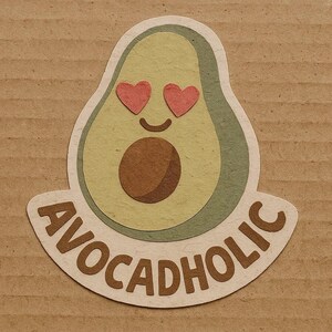 Avocadholic – ハートの目と文字が入ったアボカド – かわいい漫画ステッカー – 耐候性 – グルメ、ビーガンユーモアファンへのギフト
