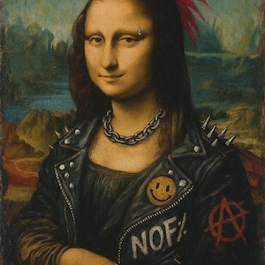 Op de afbeelding: Een punkrockportret van de Mona Lisa. Ze draagt een zwarte leren jas met een smiley-patch en de letters "NOF%". Haar haar is gestyled met een felroze hanenkam en ze heeft een zilveren neusring. Een zilveren ketting en een tatoeage op haar hand maken de look compleet.