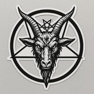 Puede incluir: Una pegatina en blanco y negro que presenta una ilustración detallada de la cabeza de una cabra con grandes cuernos, dentro de un pentagrama y un borde circular. La cara de la cabra está centrada, con detalles intrincados en su pelaje y barba.