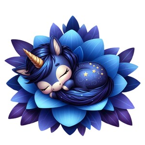 Puede incluir: Ilustración de un unicornio durmiente acurrucado en una gran flor azul. El unicornio es azul oscuro con un cuerno dorado y un patrón de estrellas en su flanco. Los pétalos de la flor son azules y morados.