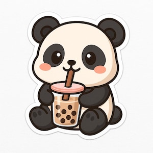 Può includere: Un panda dei cartoni animati che indossa un cappotto di pelliccia bianco e nero tiene una tazza marrone con un coperchio rosa e una cannuccia. La tazza è piena di liquido marrone e palline di boba bianche.