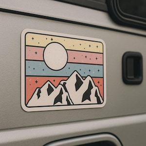 Adesivo retrò con montagne pastello, luna e stelle, ideale come regalo per camper, auto e laptop, per gli amanti della natura e del design vintage.