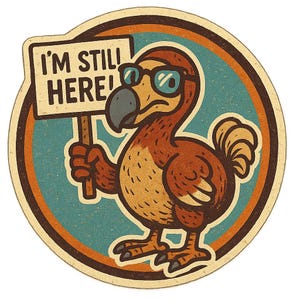 Pegatina de Dodo con el letrero "Sigo aquí". Divertida pegatina de cómic para frikis, fans de lo vintage, para coche, portátil o caravana.
