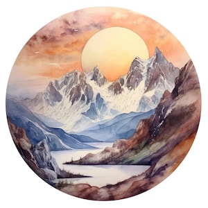 Puede incluir: Pintura a la acuarela de un paisaje montañoso con un gran sol poniéndose detrás de picos nevados. La obra de arte presenta un lago, y el cielo transita del naranja al púrpura. La imagen es circular.