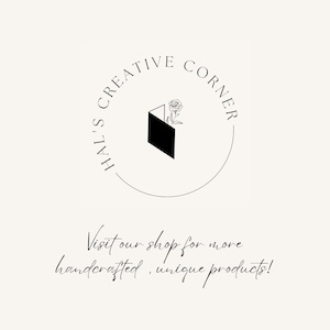 K&ouml;nnte beinhalten: Ein kreisf&ouml;rmiges Logo mit dem Text "HAL'S CREATIVE CORNER", der eine schwarze geometrische Form mit einer Rosenillustration umgibt. Darunter steht der Text "Besuchen Sie unseren Shop f&uuml;r weitere handgefertigte, einzigartige Produkte!"