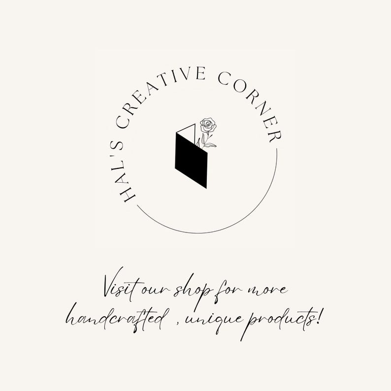 K&ouml;nnte beinhalten: Ein kreisf&ouml;rmiges Logo mit dem Text "HAL'S CREATIVE CORNER", der eine schwarze geometrische Form mit einer Rosenillustration umgibt. Darunter steht der Text "Besuchen Sie unseren Shop f&uuml;r weitere handgefertigte, einzigartige Produkte!"