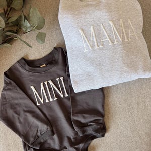 Personalisierte Mutter-Kind-Kleidung aus wattiertem Vinyl in Mokkabraun / Rundhalsausschnitt, Strampler, Mama, Mini, individuell gestaltbar, neutral, Ärmel Bild 9