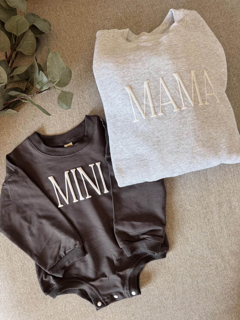 Personalisierte Mutter-Kind-Kleidung aus wattiertem Vinyl in Mokkabraun / Rundhalsausschnitt, Strampler, Mama, Mini, individuell gestaltbar, neutral, Ärmel Bild 9