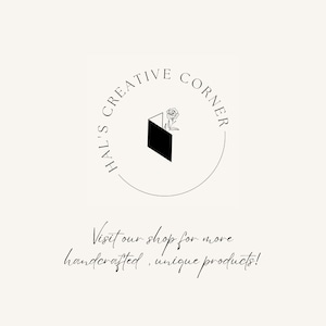 K&ouml;nnte beinhalten: Das Bild zeigt das Logo f&uuml;r "Hal's Creative Corner". Das Logo enth&auml;lt eine schwarze geometrische Form mit einer Rosenillustration, umgeben von Text. Unter dem Logo steht: "Besuchen Sie unseren Shop f&uuml;r handgefertigte, einzigartige Produkte!"