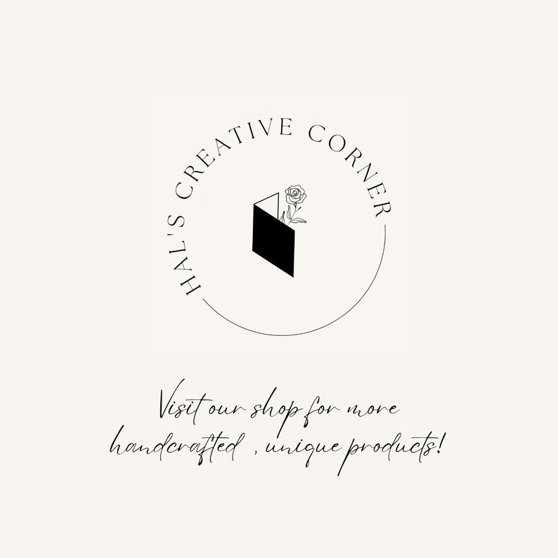 K&ouml;nnte beinhalten: Das Bild zeigt das Logo f&uuml;r "Hal's Creative Corner". Das Logo enth&auml;lt eine schwarze geometrische Form mit einer Rosenillustration, umgeben von Text. Unter dem Logo steht: "Besuchen Sie unseren Shop f&uuml;r handgefertigte, einzigartige Produkte!"