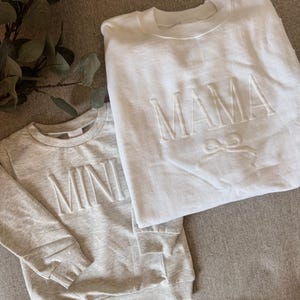 Personalisierte Mutter-Kind-Kleidung aus wattiertem Vinyl in Mokkabraun / Rundhalsausschnitt, Strampler, Mama, Mini, individuell gestaltbar, neutral, Ärmel Bild 7