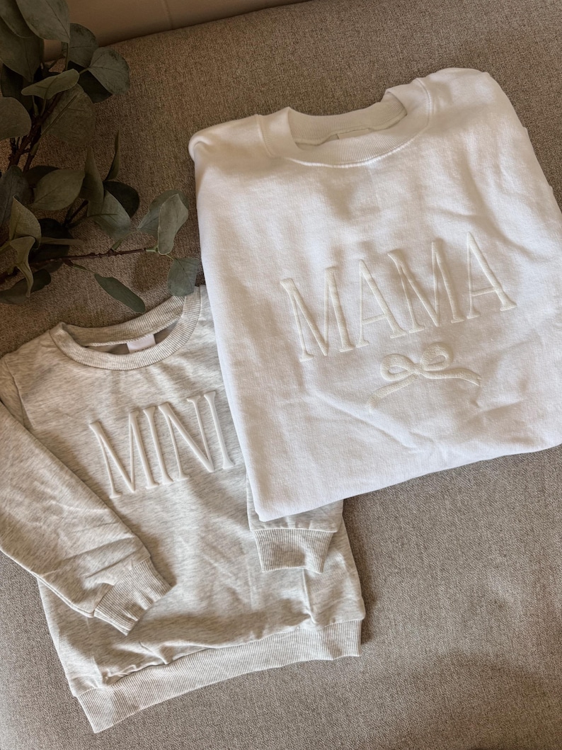 Personalisierte Mutter-Kind-Kleidung aus wattiertem Vinyl in Mokkabraun / Rundhalsausschnitt, Strampler, Mama, Mini, individuell gestaltbar, neutral, Ärmel Bild 7