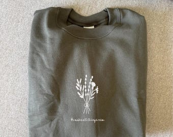 Conjunto floral personalizado para mamá y yo: cuello redondo y mono con frase de fe personalizada
