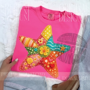 Könnte beinhalten: Ein leuchtend pinkfarbenes T-Shirt mit einem bunten Patchwork-Seestern-Applikation. Der Seestern weist verschiedene Muster auf, darunter Punkte und Streifen, mit einem Knopf und einer Blume in der Mitte. Die Wörter "Original Designer" und "Digital Download" sind sichtbar.