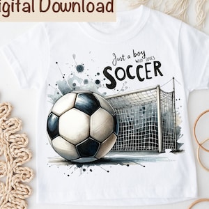 Puede incluir: Camiseta blanca con una ilustración en blanco y negro de un balón de fútbol y una portería. El texto "Just a boy who loves SOCCER" está impreso en la camiseta.