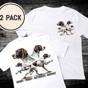 Może przedstawiać: Dwie białe koszulki z nadrukiem graficznym przedstawiającym psa rasy krótkowłosy gończy niemiecki. Na dole jednej z koszulek znajduje się napis "Hunt-Point-Retrieve-Repeat".