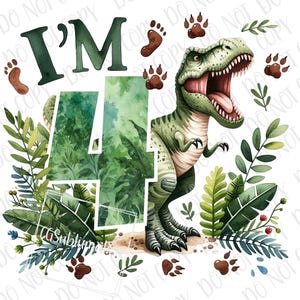 Op de afbeelding: Een groene dinosaurus met een open bek staat naast een groot groen nummer vier. Het nummer is omringd door groene bladeren en bloemen. De tekst "I'M" staat boven het nummer. De achtergrond is wit met bruine voetafdrukken.