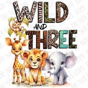 Könnte beinhalten: Ein farbenfrohes Grafikdesign mit den Worten "Wild and Three" in einem Dschungeltierdruck. Das Design zeigt eine Giraffe, einen Löwen und einen Elefanten.