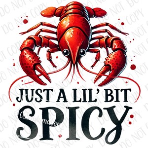 Puede incluir: Ilustración de un cangrejo rojo vibrante con el texto "JUST A LIL' BIT SPICY" en negro. El cangrejo tiene pinzas y antenas detalladas, con salpicaduras rojas alrededor del diseño. El diseño está sobre un fondo blanco.