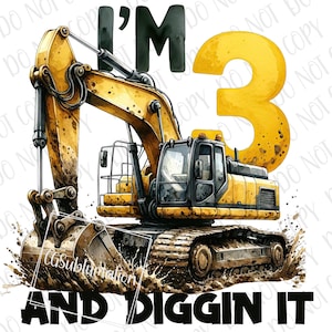 Peut inclure: Un excavateur jaune avec une cabine noire est en train de creuser dans la boue. L'excavateur est entouré de boue brune et d'eau. Le texte "I'M 3 AND DIGGIN IT" est écrit en lettres noires sur un fond blanc.