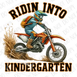 Könnte beinhalten: Illustration einer Person auf einem orangefarbenen Dirtbike, die Staub aufwirbelt. Der Fahrer trägt einen Helm und einen Rucksack. Der Text "RIDIN INTO KINDERGARTEN" ist oberhalb und unterhalb des Bildes angeordnet.