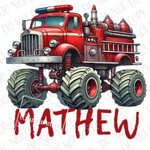 Può includere: Un camion dei pompieri rosso di tipo monster truck con pneumatici grandi e il nome "MATHEW" scritto in lettere rosse.