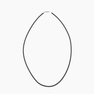 Puede incluir: Un juego de tres tazas de cerámica con un acabado mate moteado. Las tazas son de color crema, gris claro y gris oscuro. Cada taza tiene un diseño simple y minimalista y un asa redondeada.