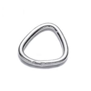 Könnte beinhalten: Ein einzelner, silberfarbener, dreieckiger Metallring. Der Ring ist glatt und hat eine abgerundete Form mit einer leichten Vertiefung auf einer Seite. Der Hintergrund ist schlicht weiß.