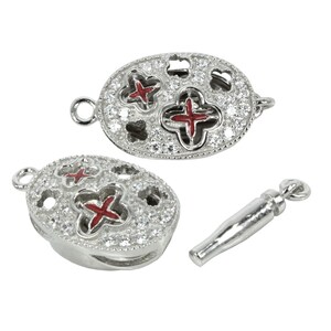 Peut inclure: Fermoir ovale argenté avec deux motifs de fleurs en émail rouge et blanc et des pierres de zircone cubique transparentes.