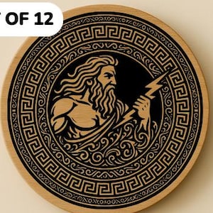 Könnte beinhalten: Ein Set aus 12 Holzuntersetzern mit griechischen Mythologie-Designs. Die Untersetzer zeigen Bilder von Zeus, einem Stier, einem Krieger, einem Gesicht und einer Figur, die ein Schwert hält. Die Untersetzer sind rund mit einem dunklen Rand und dem Text "SET OF 12" und "SVG • DXXF".