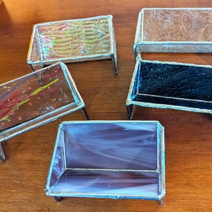 Visitenkartenhalter aus Buntglas im Wiegenstil