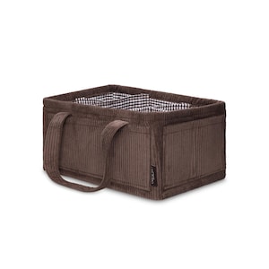 Puede incluir: Un bolso tote de pana marrón con dos asas. El forro interior presenta un estampado de cuadros blancos y negros. El bolso tiene forma rectangular y un pequeño bolsillo lateral.