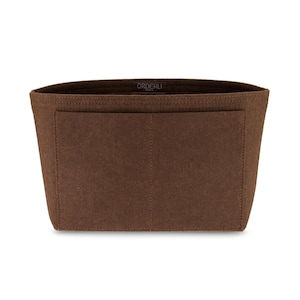 Könnte beinhalten: Brauner Filz-Taschenorganizer mit rechteckiger Form und einer Vordertasche. Das Wort "ORDERLI" ist auf dem oberen Rand des Organizers aufgedruckt. Der Organizer ist für die Verwendung in einer Handtasche oder Tragetasche konzipiert.