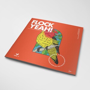 Könnte beinhalten: Ein quadratisches, orangefarbenes Malbuch mit dem Titel "FLOCK YEAH!" zeigt eine farbenfrohe Illustration eines Vogels auf einem Ast. Das Buch, gekennzeichnet mit "VOL. 1", enthält Text über Vogelzug.